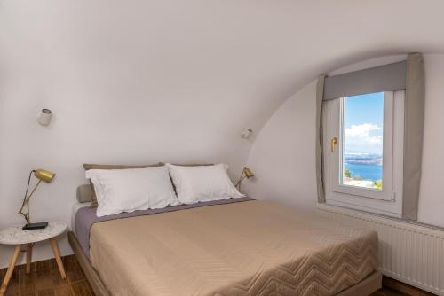 een slaapkamer met een bed en een raam bij Summer Lovers Villa in Akrotiri