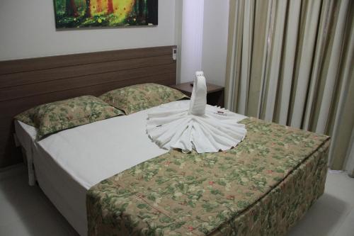 a bed in a hotel room with at Veredas do Rio Quente Flat in Rio Quente