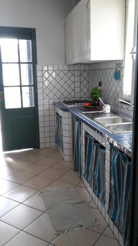 uma cozinha com um lavatório e uma bancada em Lavanda em Torre del Lago Puccini