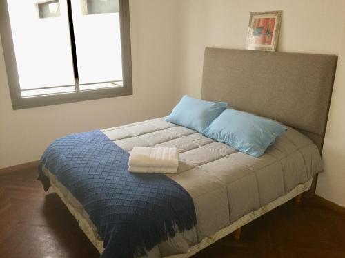 Una cama con dos toallas en una habitación en Nuevo depto 1 dorm en Nueva Cba en Córdoba