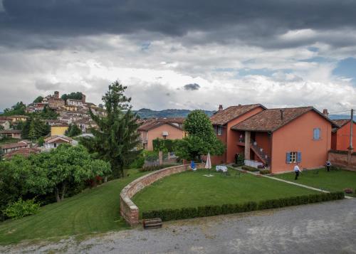a house on a hill with a green yard at Agriturismo Cascina Palazzo in Roddi