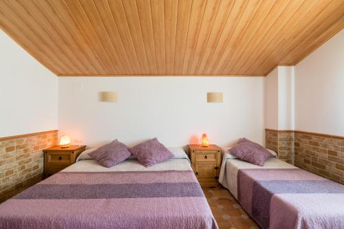 A bed or beds in a room at El Castillo de Celia