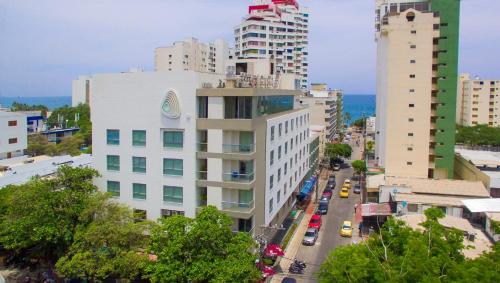 eine Stadt mit hohen Gebäuden und einer Straße mit Autos in der Unterkunft Del Mar Hotel in Santa Marta