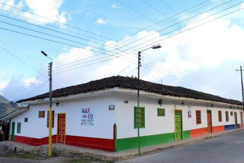 un bâtiment coloré sur le côté d'une rue dans l'établissement Posada Turistica Nakku, à Silvia