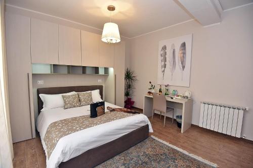 um quarto com uma cama e uma secretária. em B&B Paradiso Relais em Messina