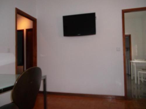 ヴィラ・ノヴァ・デ・ガイアにあるAfurada Apartment - 2 Room - 3 Personsの白い壁のリビングルーム(テレビ付)