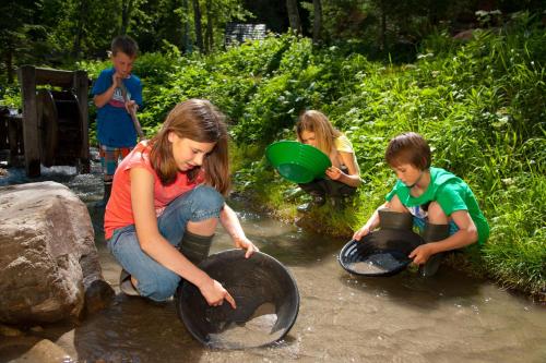 a group of children playing in the water at Apartment Gästehaus Luggau in Rauris