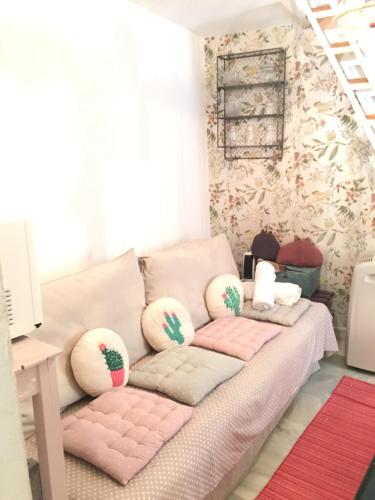 セビリアにあるApartamento en el Corazón de Sevillaのピンクのソファ、枕付きのリビングルーム