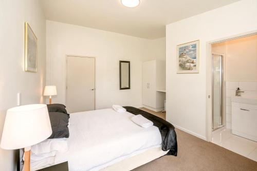 En eller flere senger på et rom på Waitaki Lakes Apartments - Otematata