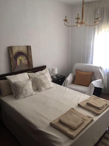 a bedroom with a bed with two towels on it at Alojamiento Turístico Las Catonas de Antoñanzas in Rincón de Soto
