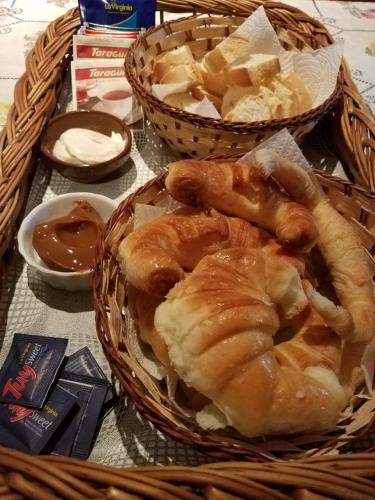 un cesto di pane e altri prodotti alimentari su un tavolo di Cabañas Las Maras a Villa La Angostura