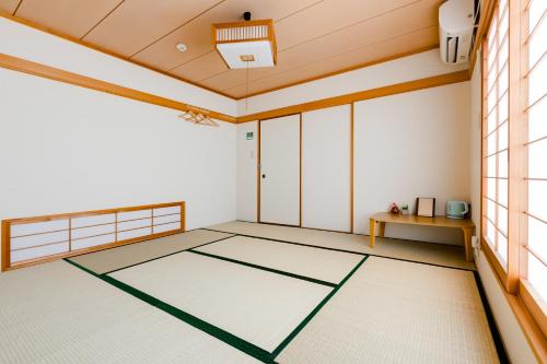 an empty room with a basketball court at PLUS 9 Station INN in Izumi-Sano
