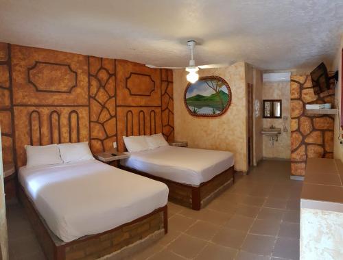1 dormitorio con 2 camas en una habitación en Hotel Quinta San Jorge en Tula