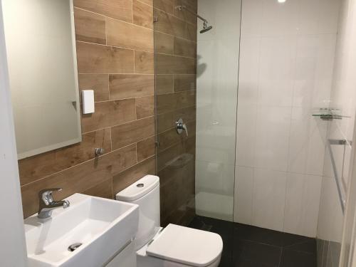 Un baño de The Premier Hotel Broadmeadow