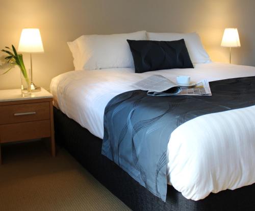 Cama o camas de una habitación en The Premier Hotel Broadmeadow
