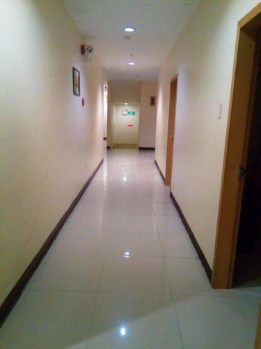 um corredor vazio com pisos brancos e paredes brancas em Asia Novo Boutique Hotel - Ozamis em Ozamis