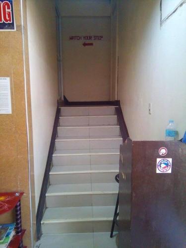 eine Treppe in einem Gebäude mit einem Schild an der Wand in der Unterkunft Asia Novo Boutique Hotel - Ozamis in Ozamis