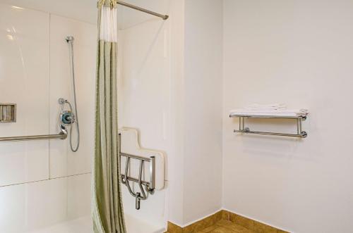 W łazience znajduje się kabina prysznicowa z zasłoną prysznicową. w obiekcie Motel 6-Modesto, CA - Downtown w mieście Modesto