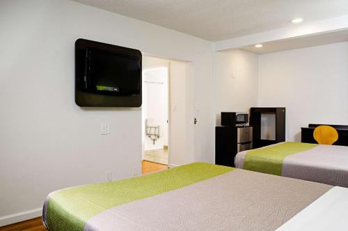 Ένα ή περισσότερα κρεβάτια σε δωμάτιο στο Motel 6-Modesto, CA - Downtown