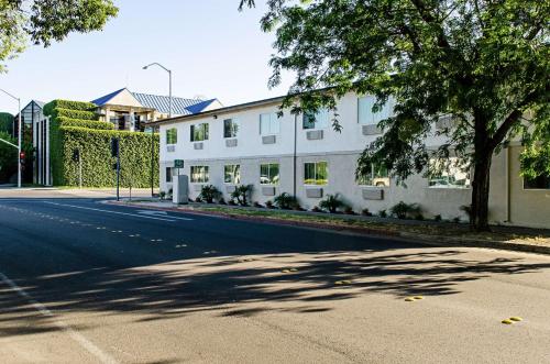 a large white building on the side of a street at Motel 6-Modesto, CA - Downtown in Modesto