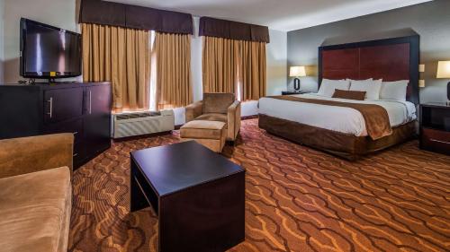 um quarto de hotel com uma cama e uma televisão em Best Western Commerce Inn em Commerce