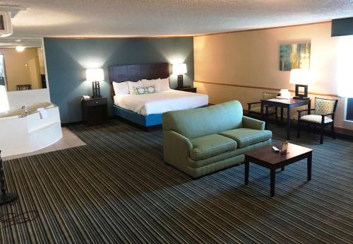 Ένα ή περισσότερα κρεβάτια σε δωμάτιο στο Best Western Woodhaven Inn