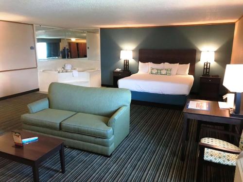 Ένα ή περισσότερα κρεβάτια σε δωμάτιο στο Best Western Woodhaven Inn