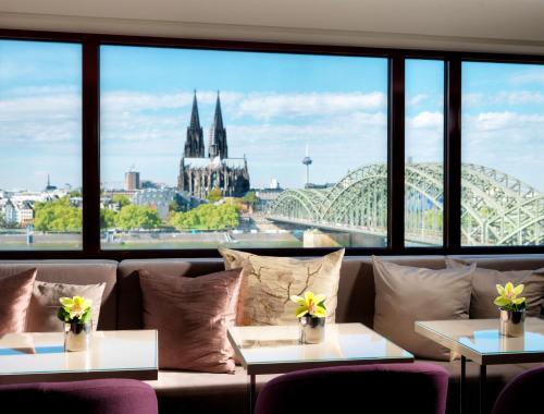 Uma área de estar em Hyatt Regency Köln