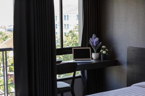 北欖的住宿－@S115酒店，客房设有一张带笔记本电脑和窗户的书桌。