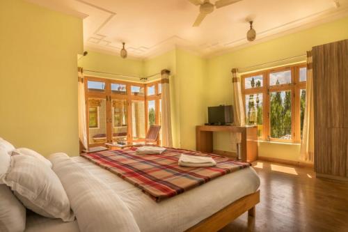 Giường trong phòng chung tại Hotel Om Ladakh