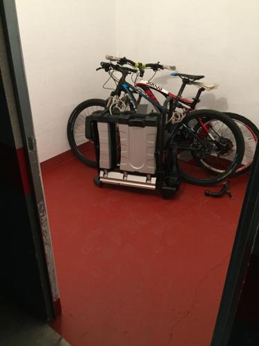 a bike parked in a room with a machine at Tudela balcón de Bardenas in Tudela