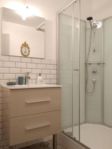 une salle de bain avec un lavabo et une douche dans l'établissement Cottages de Garrigue, à Fonroque