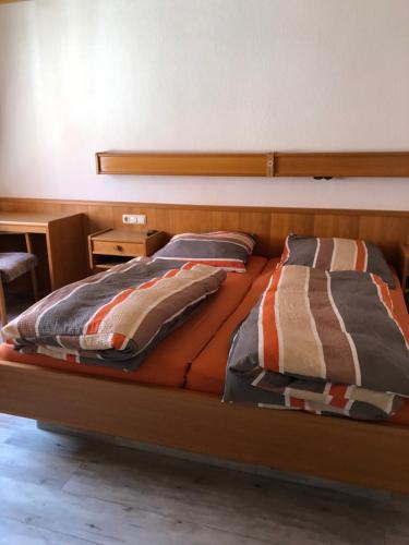 ein Bett mit zwei Kissen auf einem Zimmer in der Unterkunft Darmstädter Hof in Mainz