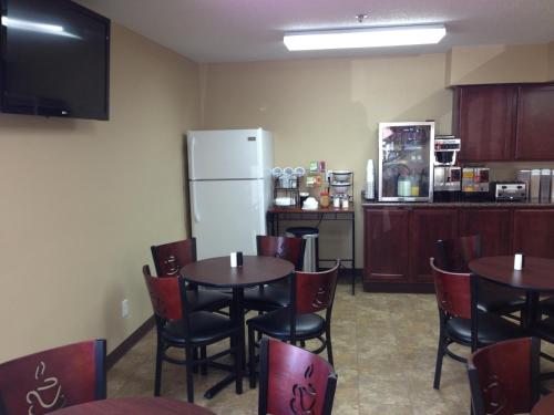 New Victorian Inn & Suites Kearneyにあるキッチンまたは簡易キッチン