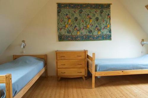 - une chambre avec 2 lits et un tableau mural dans l'établissement Kerbave Braz, à Plouzélambre