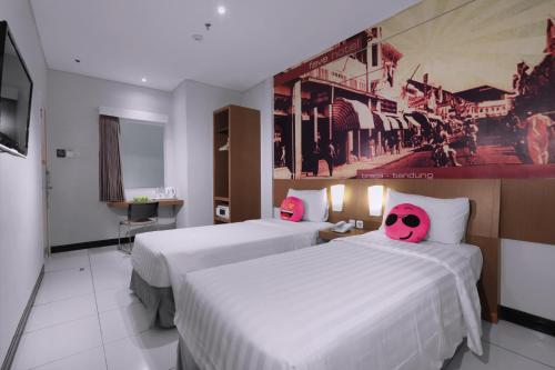 Tempat tidur dalam kamar di favehotel Braga