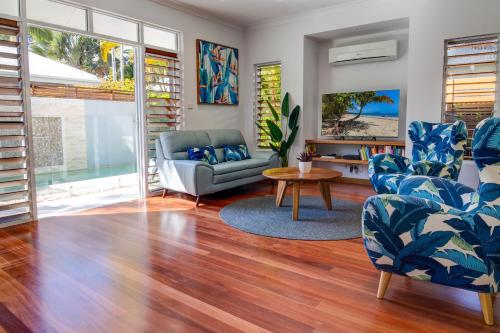 Ruang duduk di Hanalei Port Douglas - Private Pool