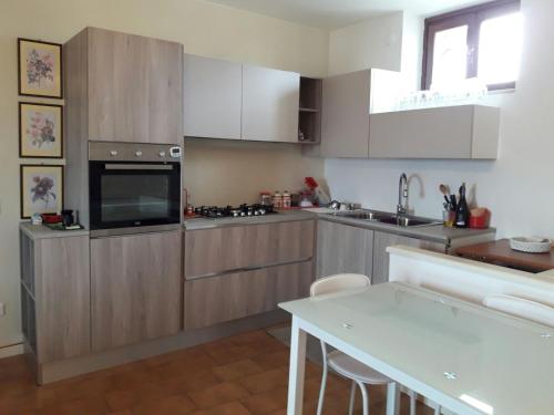 Una cocina o zona de cocina en Sunrise In The Castle