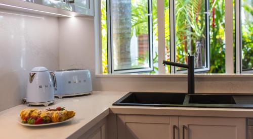 Dapur atau dapur kecil di Hanalei Port Douglas - Private Pool