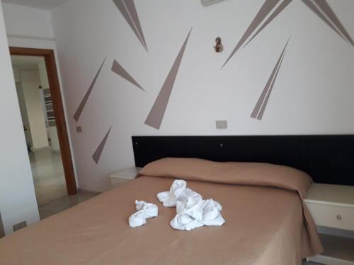 a bed with two towels on top of it at Hotel Santa Caterina in Gizzeria