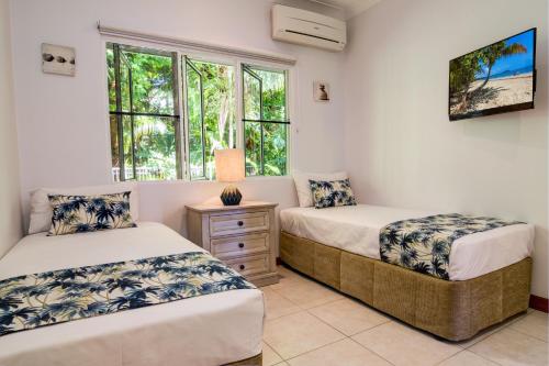 Postel nebo postele na pokoji v ubytování Hanalei Port Douglas - Private Pool
