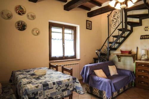 サンタ・フィオーラにあるcasette Il Mughettoのベッド、テーブル、椅子が備わる客室です。