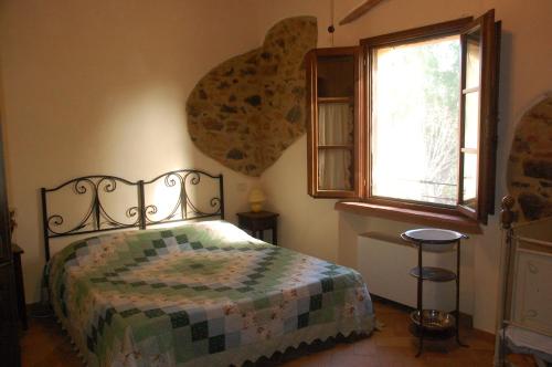 a bedroom with a bed and a window at Agriturismo Lupo Vecchio in Grosseto
