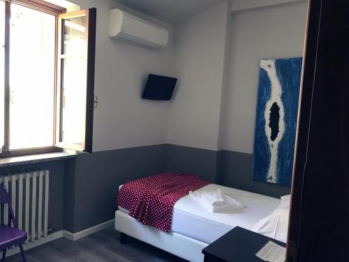 a small bedroom with a bed and a window at Albergo Al Cacciatore Tortellinando in Valeggio sul Mincio