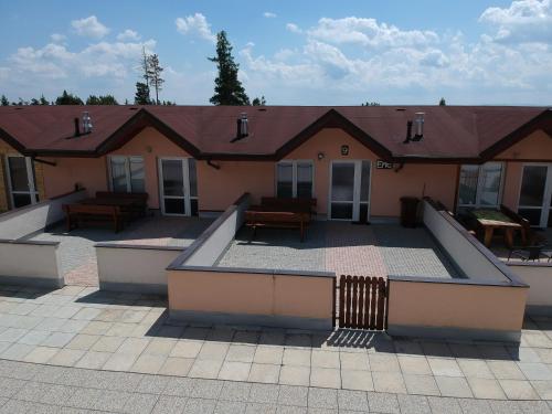 a building with a courtyard with tables and benches at Apartment Eric 9D High Tatras in Vysoké Tatry
