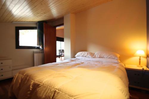 a bedroom with a large bed in a room at Narcis, Atico en El Tarter, Zona Grandvalira in El Tarter