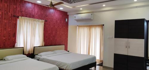 Una cama o camas en una habitación de Hotel Ambai Grand