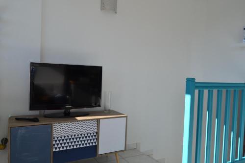 a flat screen tv sitting on top of a table at Le petit studieux - Parking - Animaux acceptés - Centre ville accessible à pied in Albi