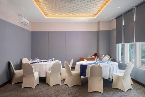 Posezení v ubytování BATIQA Hotel Darmo - Surabaya