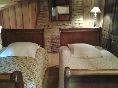 מיטה או מיטות בחדר ב-Les Hotes Des Guillemets